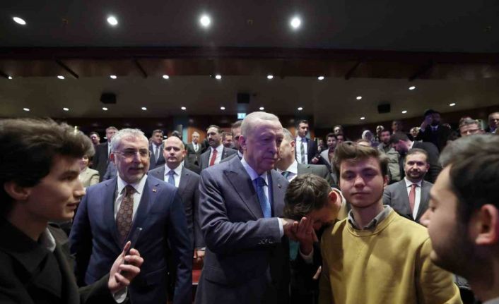 Cumhurbaşkanı Erdoğan: "Bölgesinde ve dünyada sözü geçen demokrasi ve kalkınma hamleleriyle küresel ölçekte temayüz eden bir ülkeyi milletimizle sırt sırta vererek adeta yeni baştan inşa ettik"