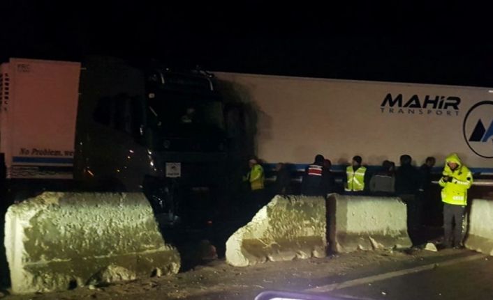 D-650’de 3 tır kazaya karıştı: Kilometrelerce kuyruk oluştu
