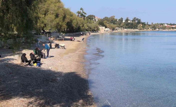 Datçalılar güneşin tadını sahilde çıkardı