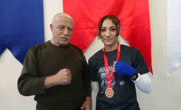 Dedesi torununa antrenörlük yaptı, kickboks sporcusu kadın Türkiye şampiyonu oldu
