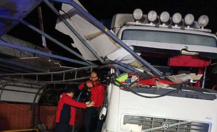 Demir korkuluk tırın şoför kabinine saplandı, sürücü yaralandı