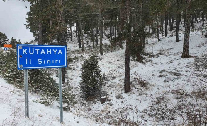 Demirci’de kar yağışı ve fırtına etkili oluyor