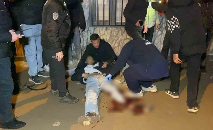 Deprem anma törenine katılmak isteyen gençler bıçaklı saldırıya uğradı: 1’i ağır 2 yaralı