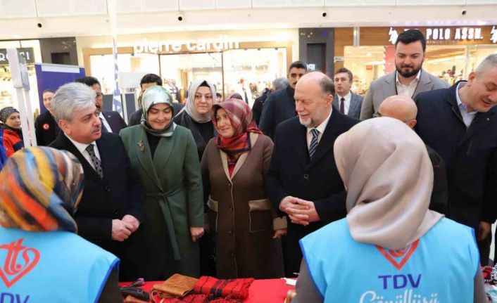 Deprem bölgesindeki cami ve Kur’an kurslarına destek için hayır çarşısı açıldı