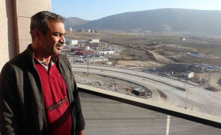 Depremde 2 evi yıkılan depremzedenin ev sevinci