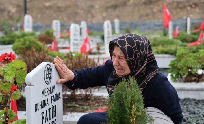 Depremde gelini ve 3 torununu kaybeden Atrak Kaleş: "1 yıllık bina 3 saniyede çöker mi?"