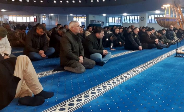 Depremde hayatını kaybedenler dualarla yad edildi