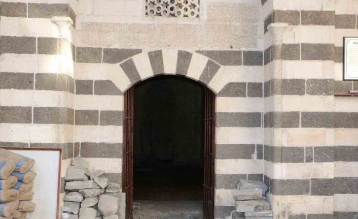 Depremlerde hasar gören tarihi yapılar restore ediliyor