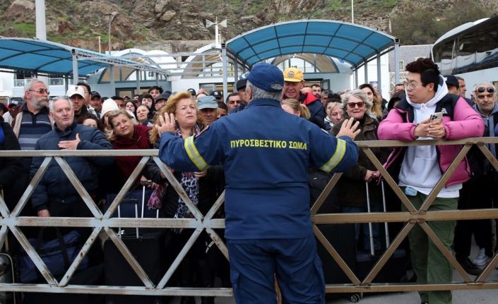 Depremlerin vurduğu Santorini Adası’ndan 11 bin kişi ayrıldı