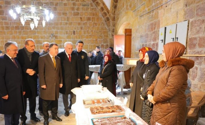 Depremzedelere yönelik Bayburt’ta açılan hayır çarşısına yoğun ilgi