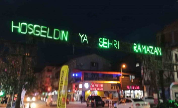 Devrek’te Ramazan ayının süslemelerinden olan mahyalar yandı