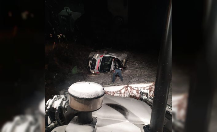 Devrilen ambulansın sürücüsü yaralandı