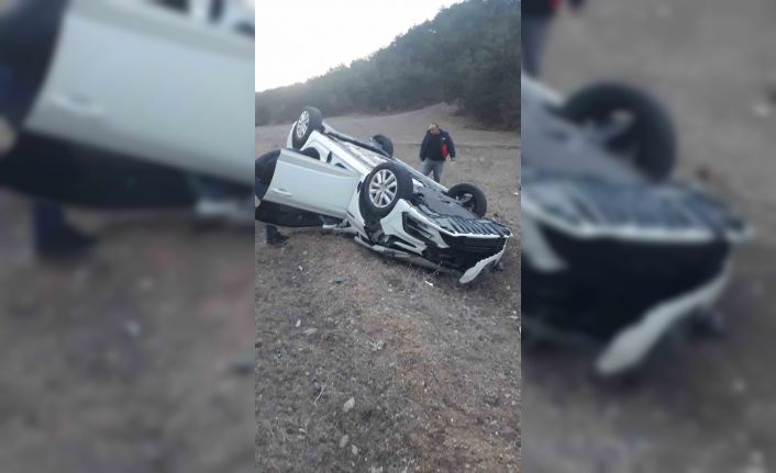 Devrilen araçtaki 4 kişi yaralandı