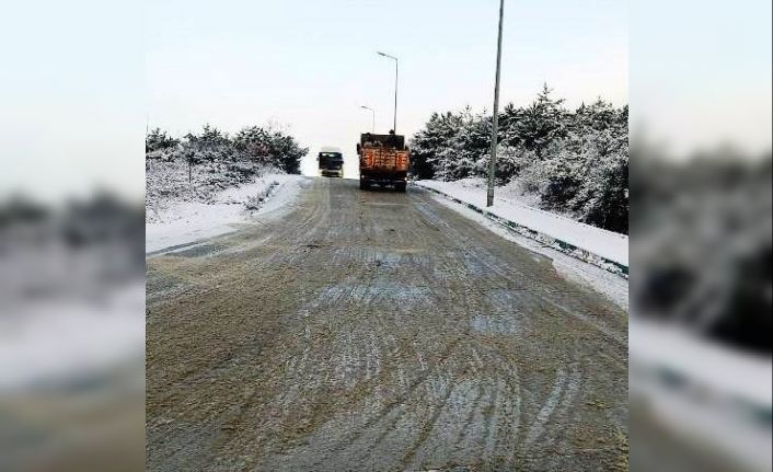 Dilovası’nda yollar buza karşı tuzlanıyor