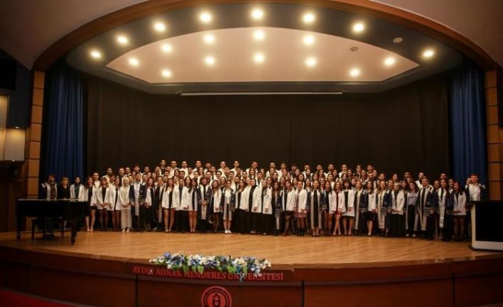 Diş Hekimliği Fakültesi öğrencileri beyaz önlük giydi