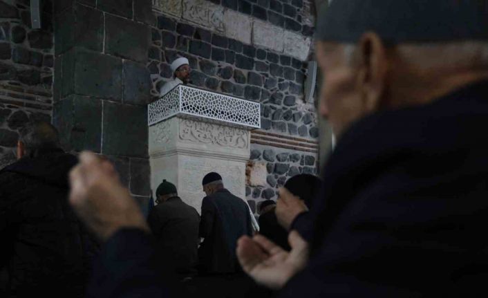 Diyarbakır’da depremde hayatını kaybedenler için Mevlid-i Şerif okundu