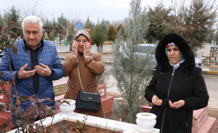 Diyarbakır’da depremde hayatını kaybedenler kabirleri başında anıldı