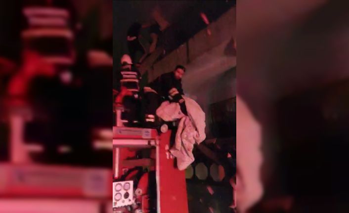 Diyarbakır’da ev yangını: Mahsur kalan aileyi itfaiye kurtardı