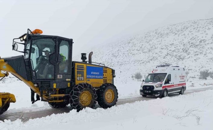 Diyarbakır’da kardan kapanan yollar açıldı, 2 hasta kurtarıldı