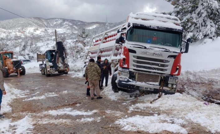 Doğalgaz tüpleri taşıyan tır şarampole yan yattı