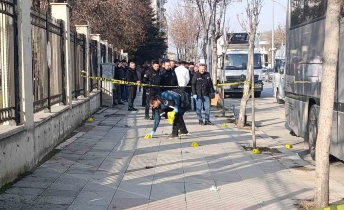 Dolmuşçular arasında silahlı ve bıçaklı kavga: 2 ağır yaralı