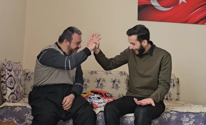 Down sendromlu genç imamın umre dönüşünü kapıda bekledi