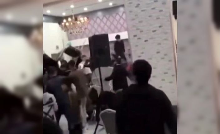 Düğünde sahne anlaşmazlığı kavgasında sandalyeler havada uçtu