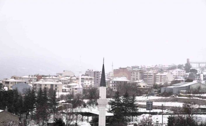 Dursunbey ilçesi beyaza büründü