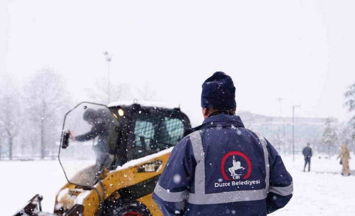 Düzce Belediyesi karla mücadeleye gece başladı