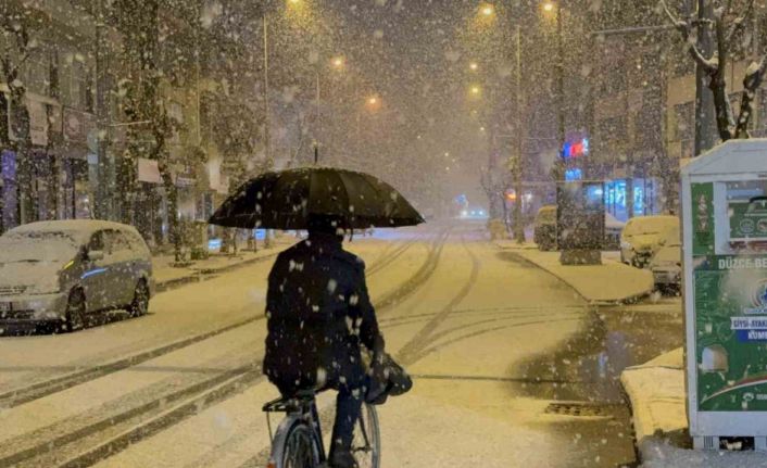 Düzce’de beklenen kar yağışı başladı