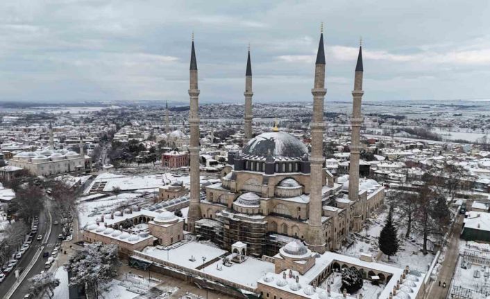 Edirne’de karla kaplı Selimiye Camii’nde kartpostallık görüntüler