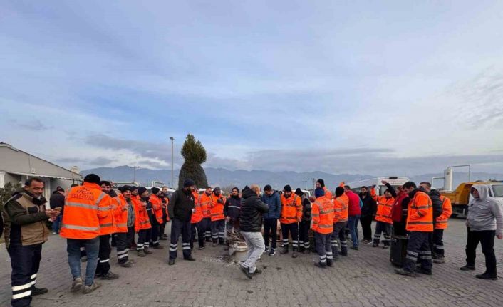 Efeler Belediyesi şirket çalışanları maaşlarının eksik ödendiği gerekçesiyle iş bıraktı