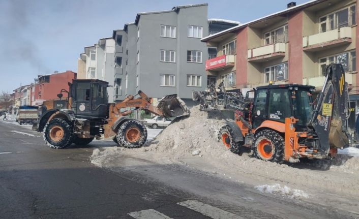 Ekipler tonlarca karı ilçe dışına taşıyor