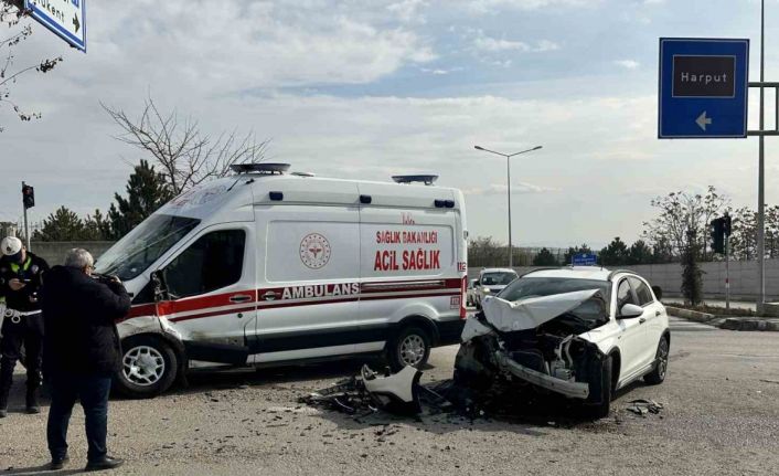 Elazığ’da ambulans ile otomobil çarpıştı: 2 yaralı