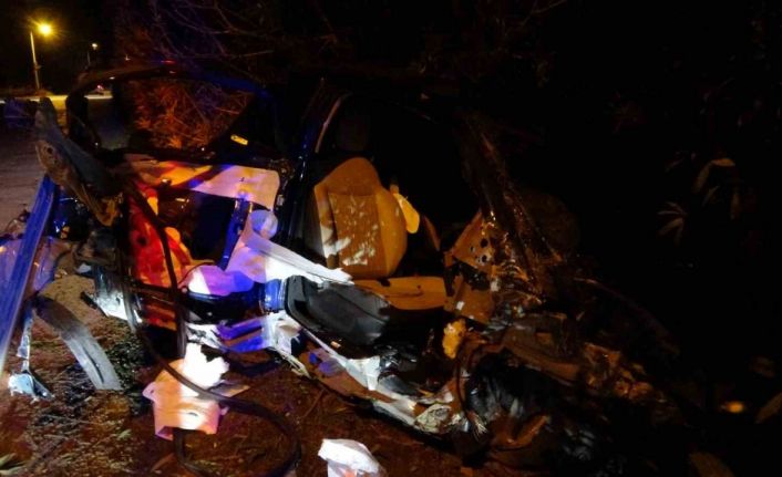 Elektrik direğine çarpan Fiat otomobil hurdaya döndü: 2 yaralı