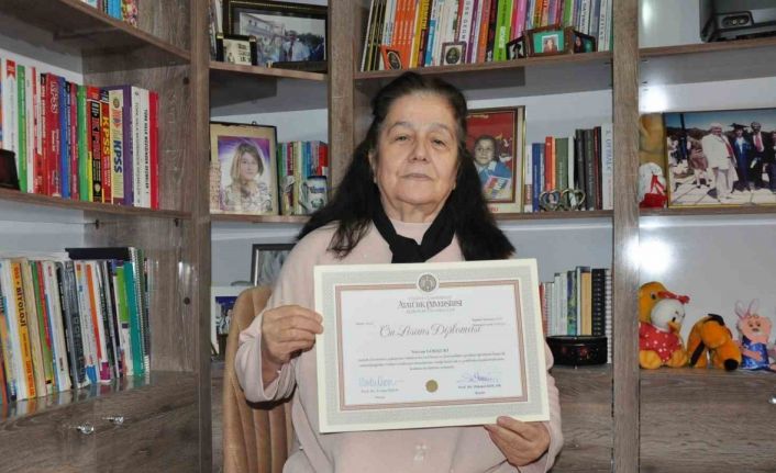 Emekli öğretmen 10 yılda 3 üniversite bitirdi