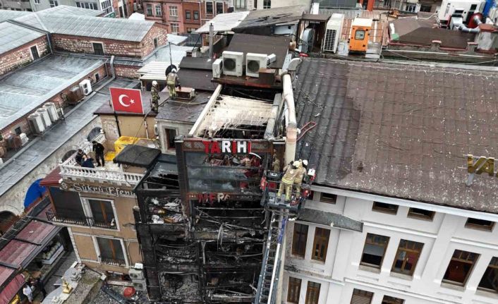 Eminönü’nde 5 katlı restoran alevlere teslim oldu