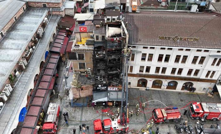 Eminönü’nde çıkan yangında kullanılamaz hale gelen restoran havadan görüntülendi