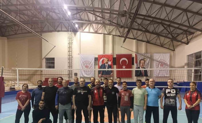 Erdek’te kurumlar arası voleybol turnuvası başladı