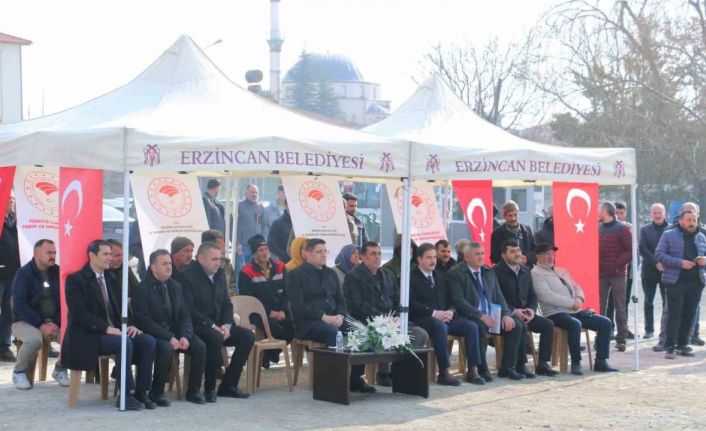 Erzincan’da 66 yetiştiriciye hayvan çadırı teslim edildi