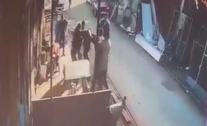 Erzincan’da iki esnaf arasında tekme tokatlı kavga güvenlik kamerasına yansıdı