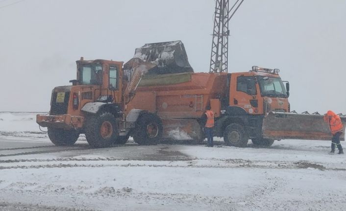 Erzurum’da 2409 rakımda karla mücadele