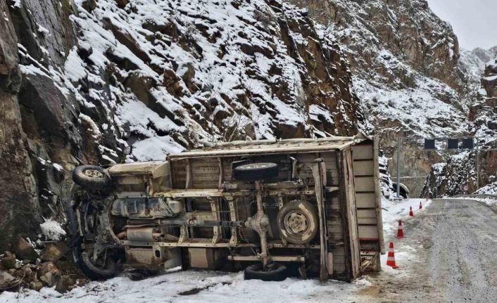 Erzurum’da kamyonet kayalıklara çarptı: 1 yaralı