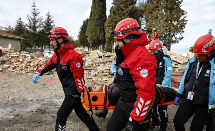 Esenler Belediyesi’nden gerçeğini aratmayan deprem tatbikatı