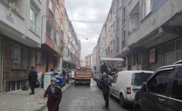 Esenler’de yaşlı adamın evinden 5 ton çöp çıkartıldı