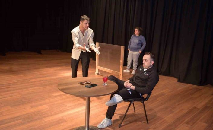 Esenyurt Belediyesi Tiyatro Kursuna her yaştan vatandaş yoğun ilgi gösteriyor