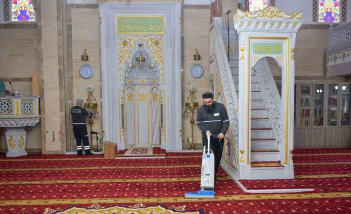 Esenyurt’ta ibadethaneler dip köşe temizleniyor