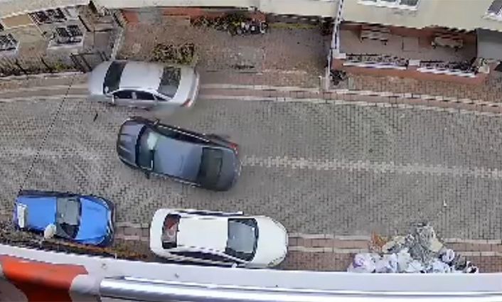 Esenyurt’ta sokak arasında hızla dönen araç park halindeki araca çarptı