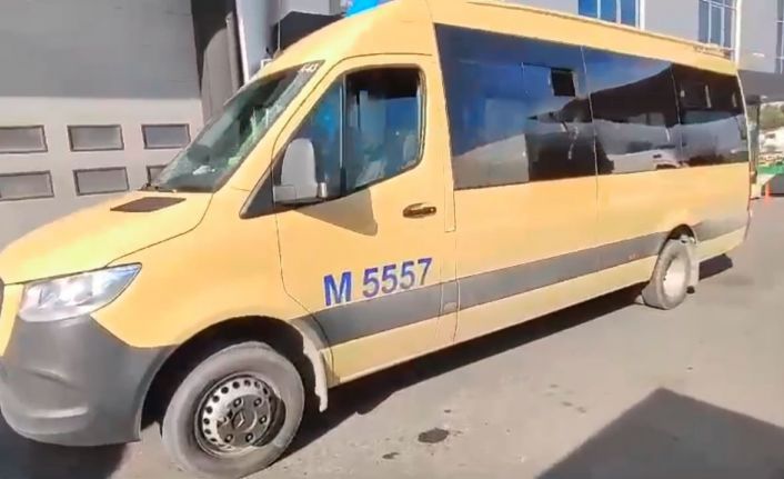Esenyurt’ta ters yönde seyreden minibüs şoförü trafiği tehlikeye attı: O anlar kamerada