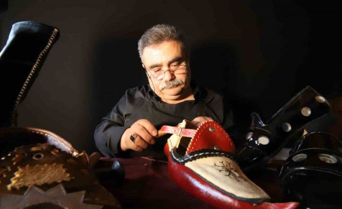 Eskiden gelinlerin vazgeçilmezi olan tescilli aynalı çarıklar günümüzde anahtarlık olarak kullanılıyor